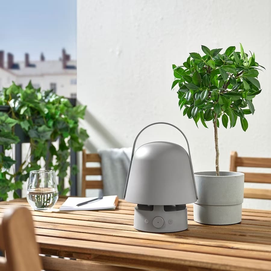 VAPPEBY Lámpara con altavoz Bluetooth de color gris en Ikea