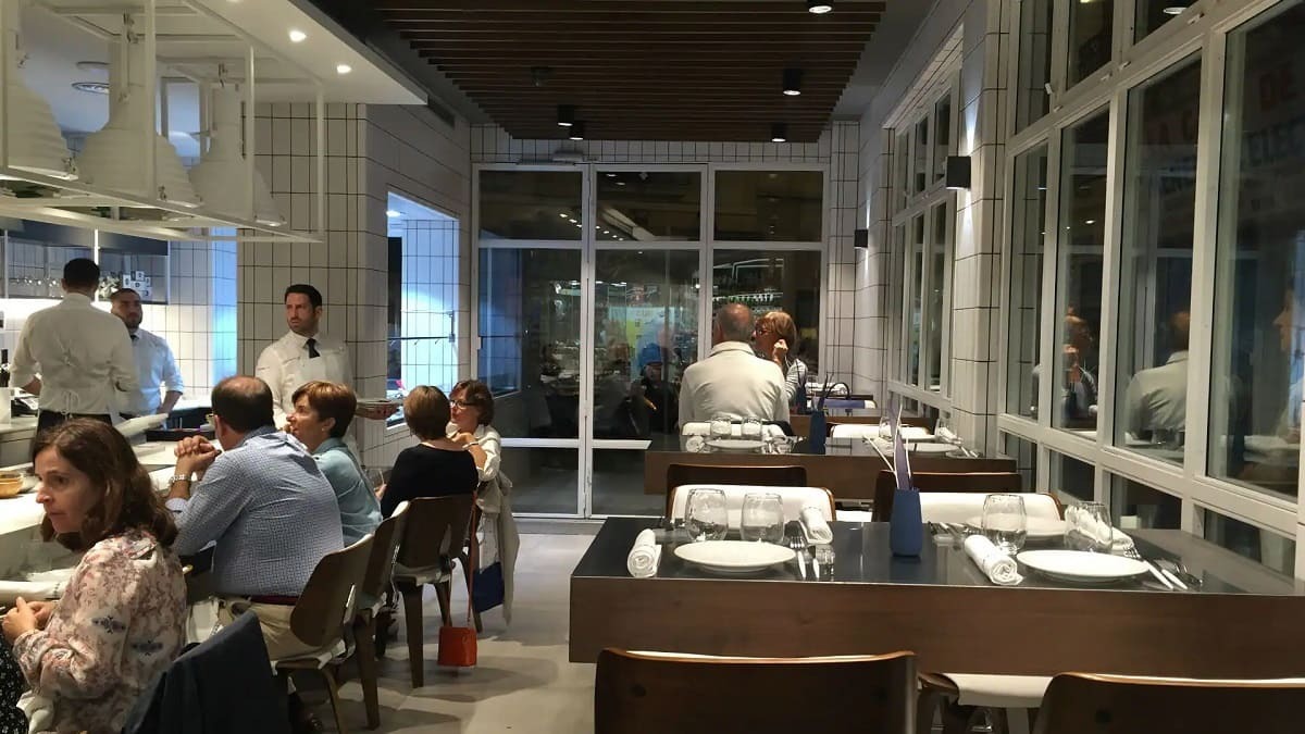 Interior del restaurante Cañabota en Sevilla