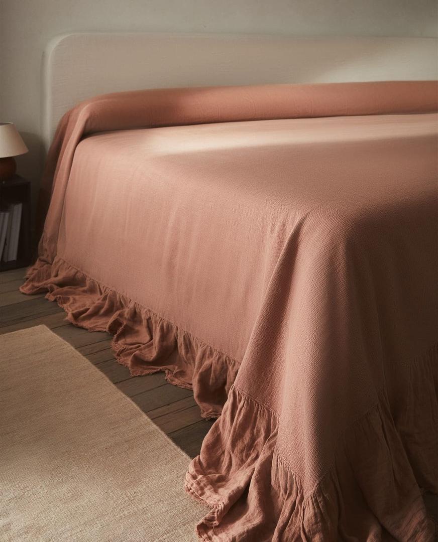 Colcha con volantes de lino