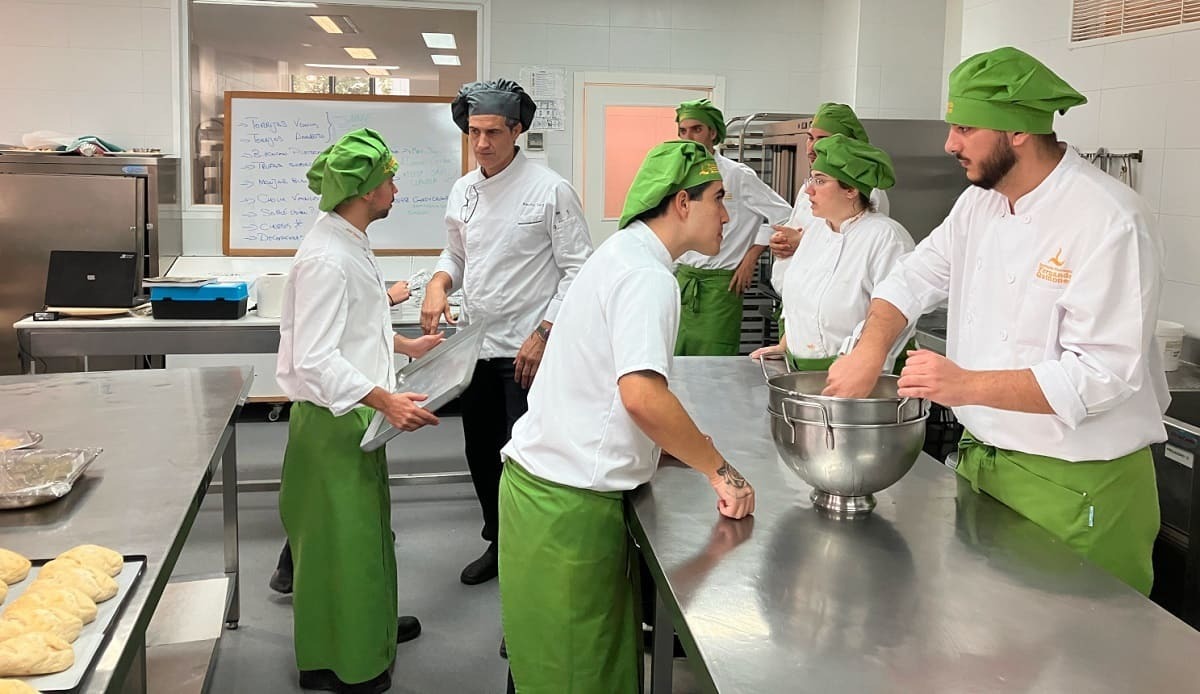 Alumnado de la escuela de hosteleria con los postres