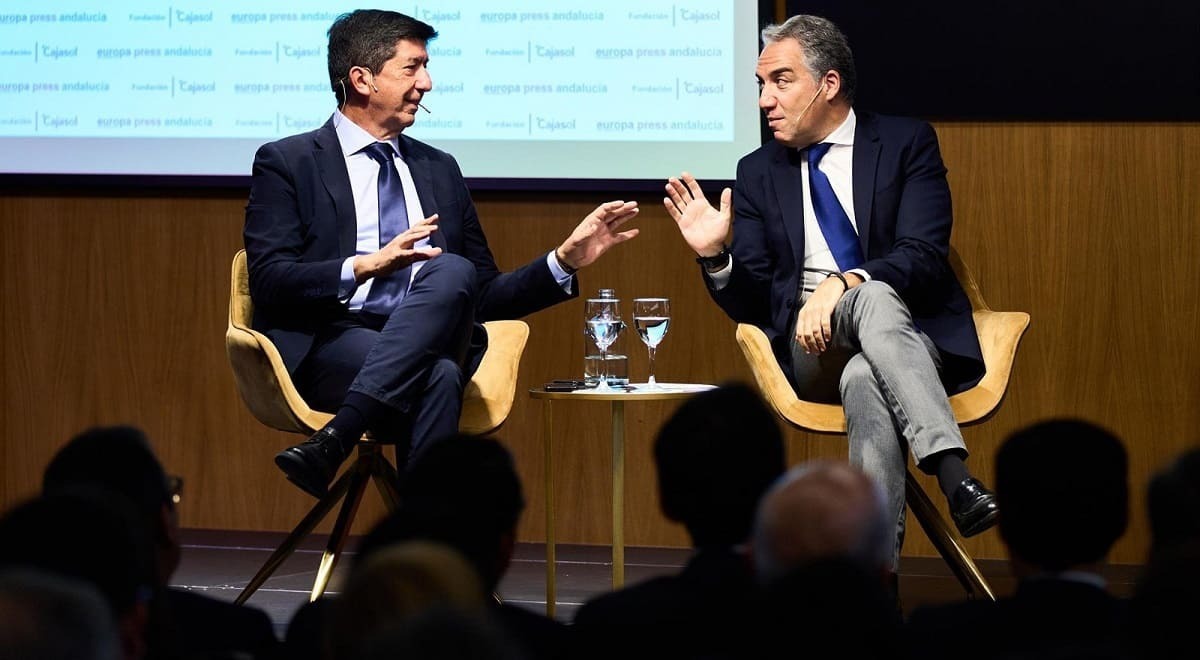 Juan Marín, junto a Elías Bendodo, en las jornadas organizadas por la Fundación Cajasol