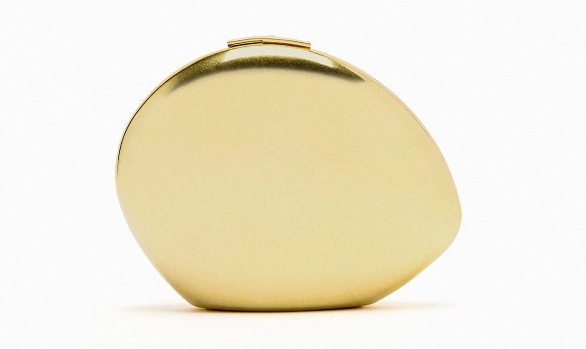 Bolso tipo caja metalizado de Zara