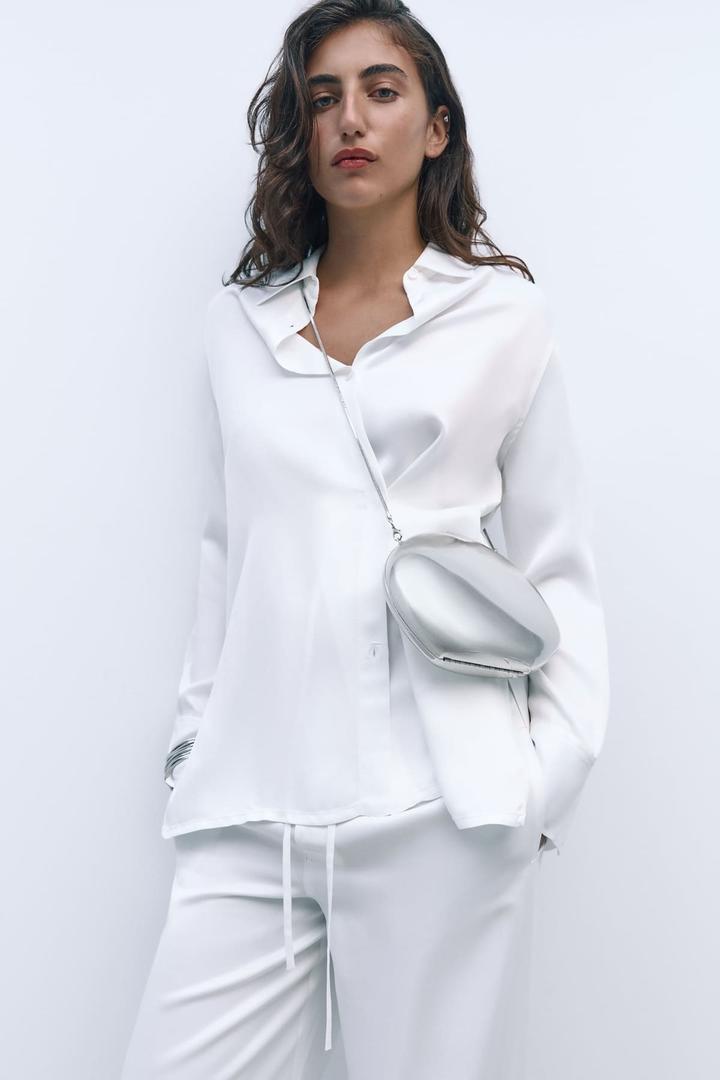 Bolso tipo caja metalizado de Zara