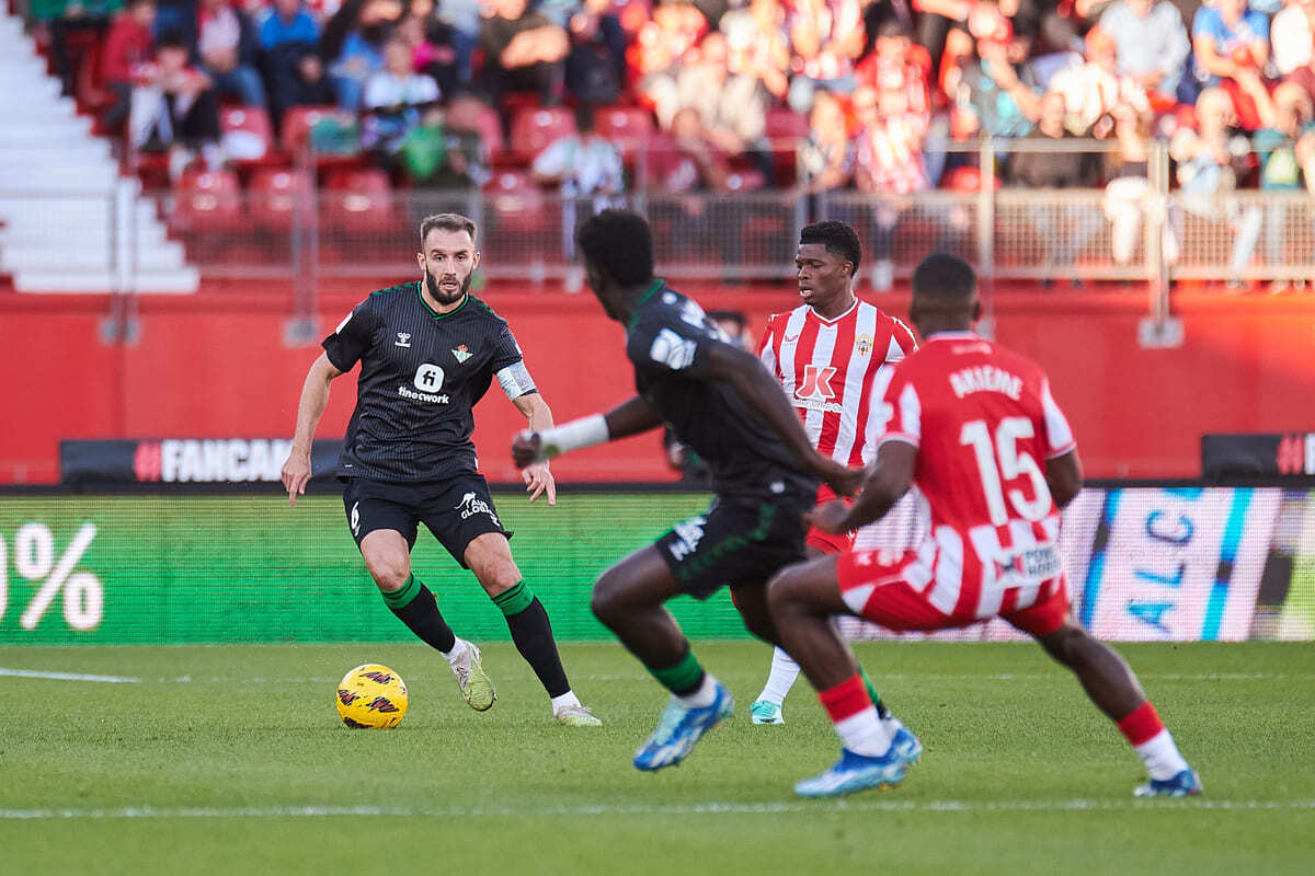Germán Pezzella y Assane Diao en el UD Almería - Real Betis | Salvador López Medina para El MIRA