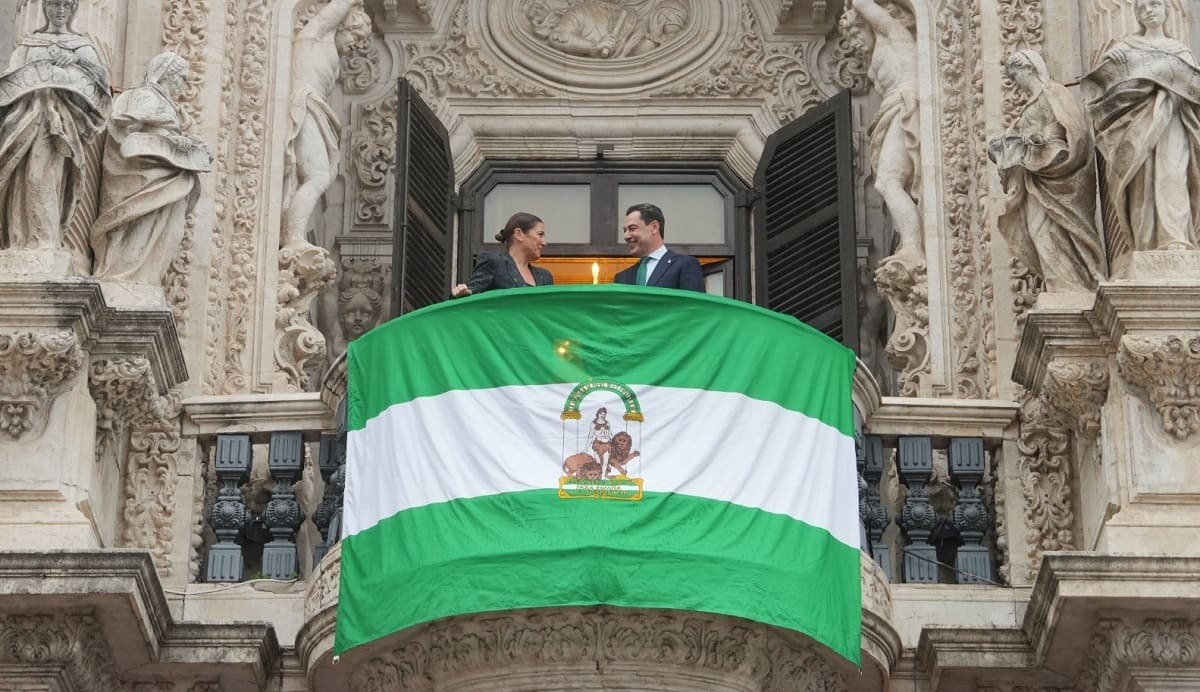 Juanma Moreno, junto a la bailaora Sara Baras