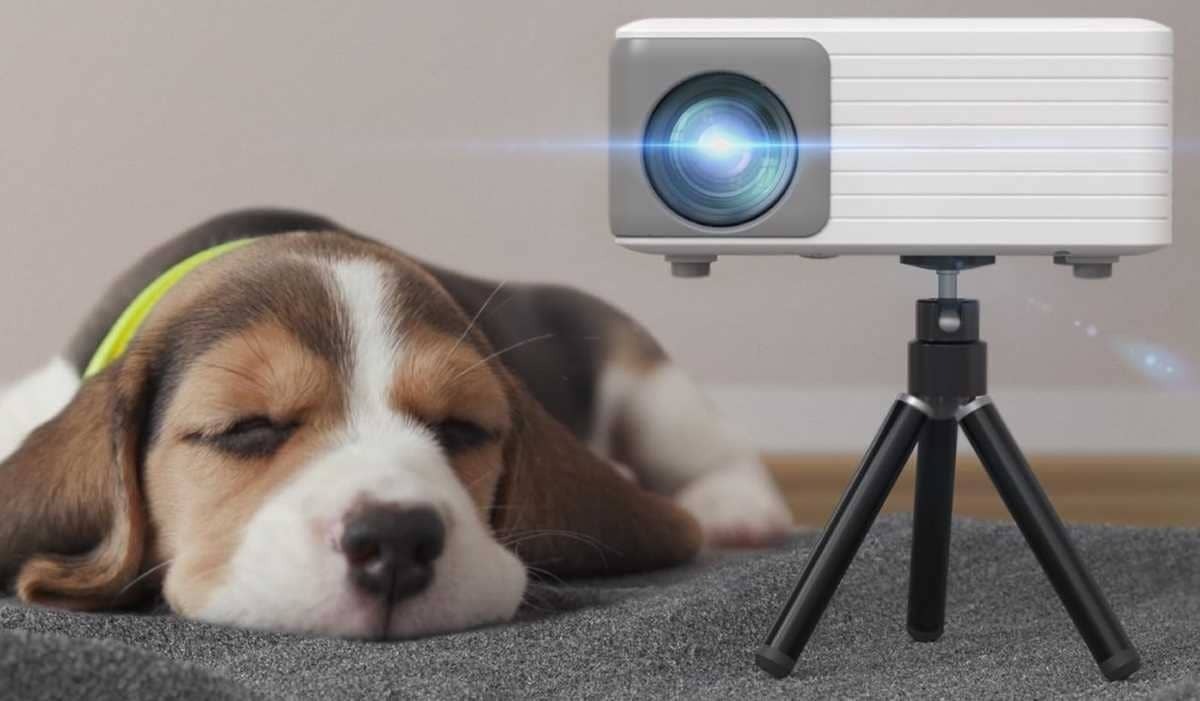 Mini Proyector Portátil con Trípode 6500 Lumens AKIYO de Amazon