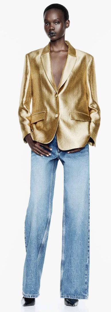 Chaqueta blazer dorada con hombreras de Zara