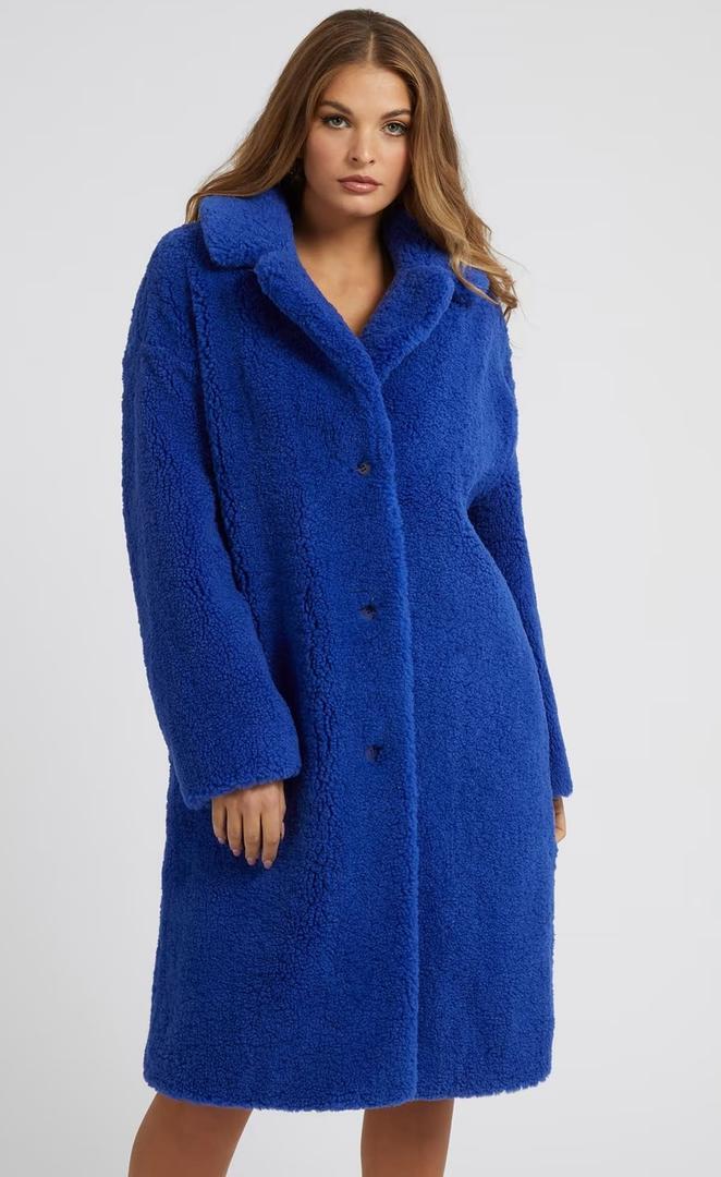 Cardi B con abrigo azul en el desfile de Balenciaga en Los Ángeles