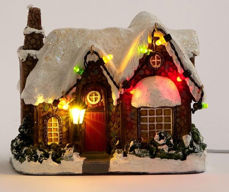 Casa nevada con luces navideñas