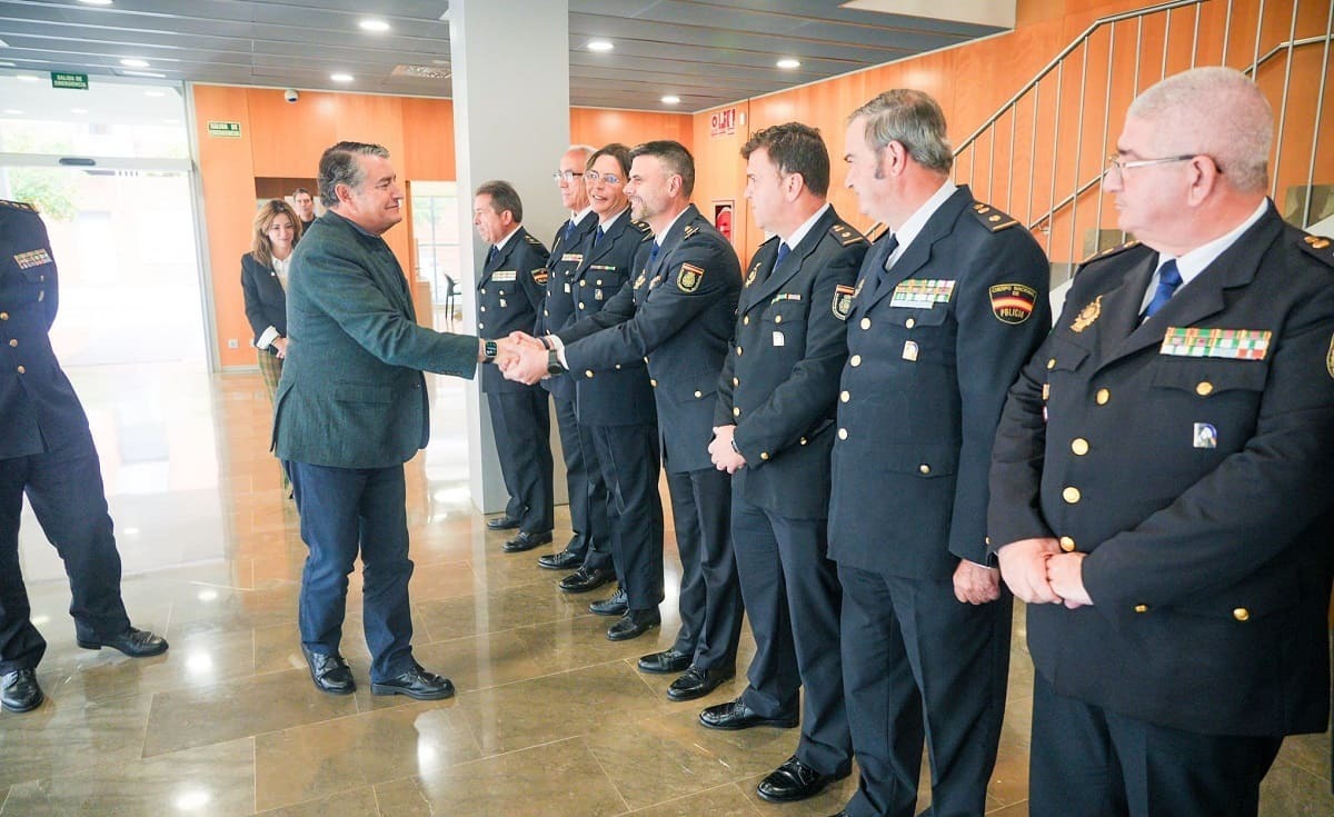 El consejero de la Presidencia, Antonio Sanz, saluda a los agentes