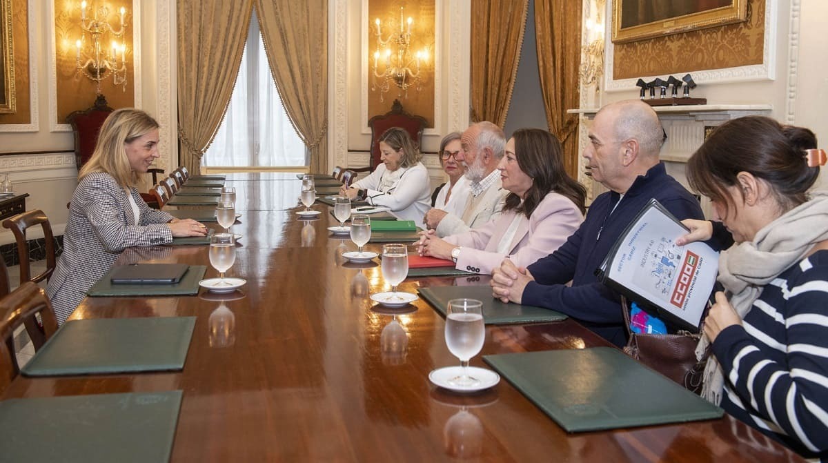 Almudena Martínez y los dirigentes sindicales de UGT y CCOO en la provincia