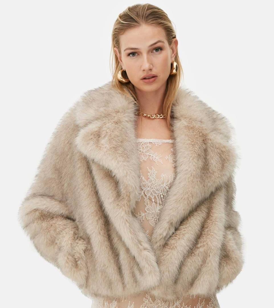 Abrigo corto de pelo sintético de Rita Ora de Primark