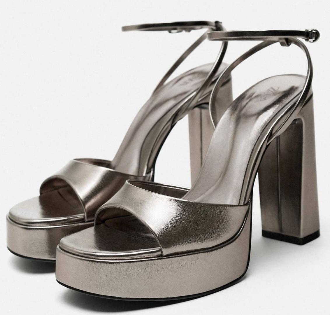 Sandalia metalizada con tacón de bloque