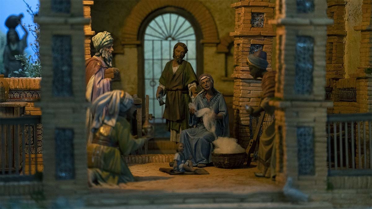 El niño Jesís es adorado por los Reyes Magos en el Nacimiento de Belén instalado en el Ayuntamiento de Jerez | Tono Pliego