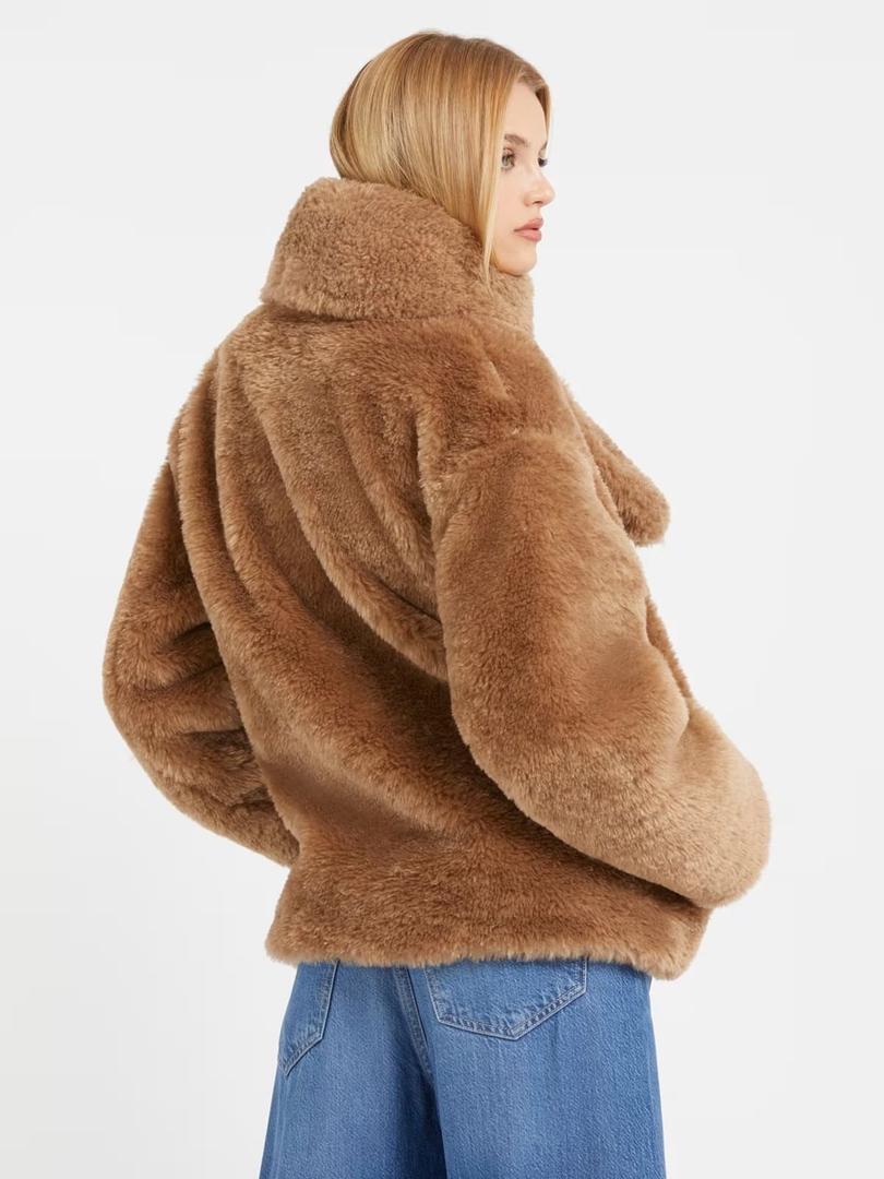 Abrigo de borreguito marrón de Guess