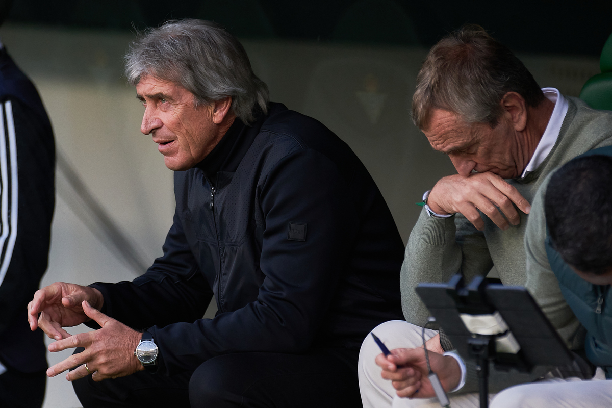 Manuel Pellegrini y Rubén Cousillas en el Real Betis - Real Madrid | Salvador López Medina para El MIRA