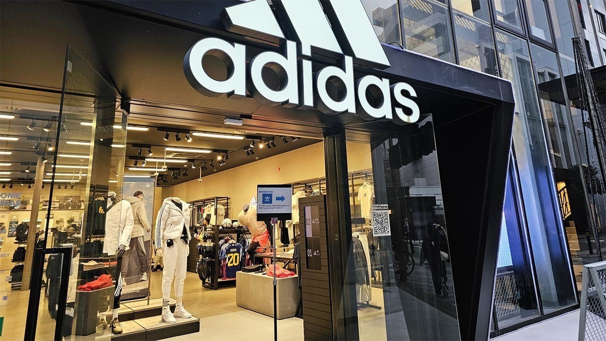 Tienda Adidas en invierno