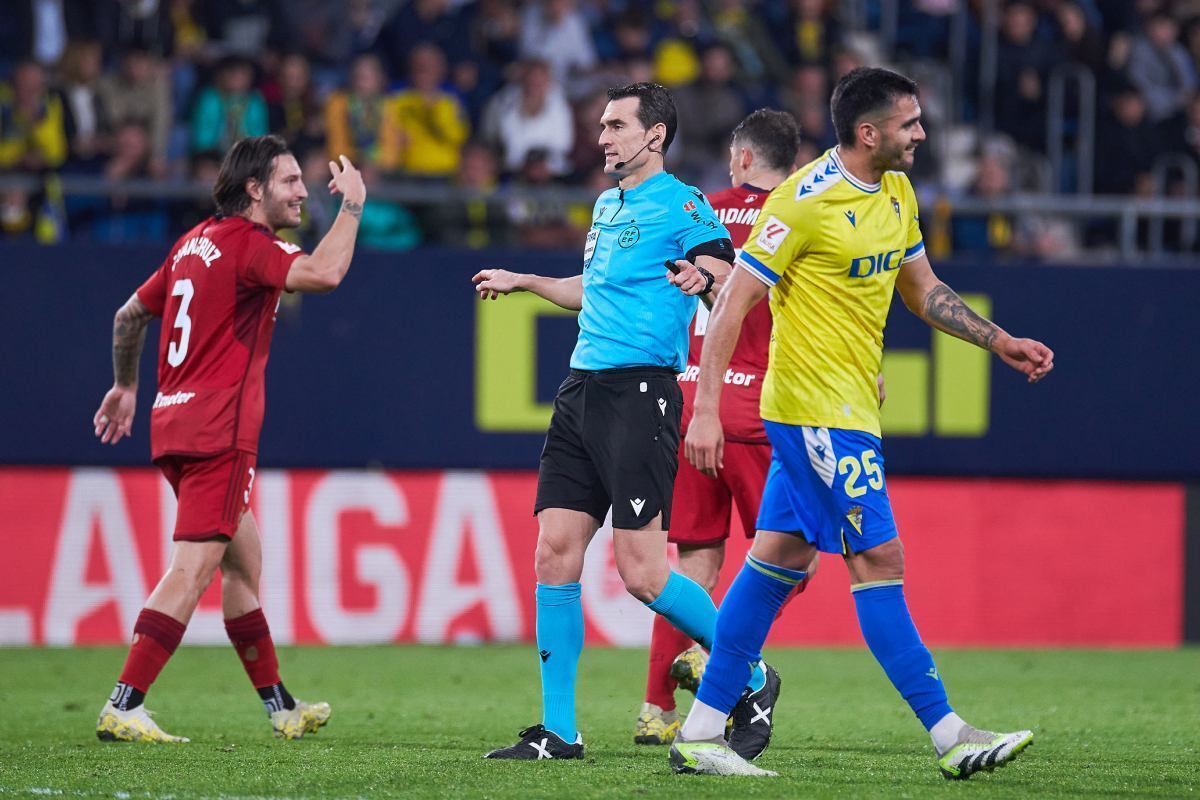 Maxi Gómez se ríe irónicamente tras el penalti señalado por el árbitro en el Cádiz CF - CA Osasuna | Salvador López Medina para El MIRA