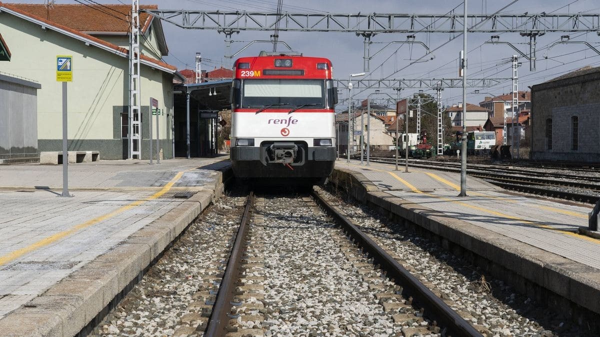 Un tren de Renfe, empresa que necesita personal