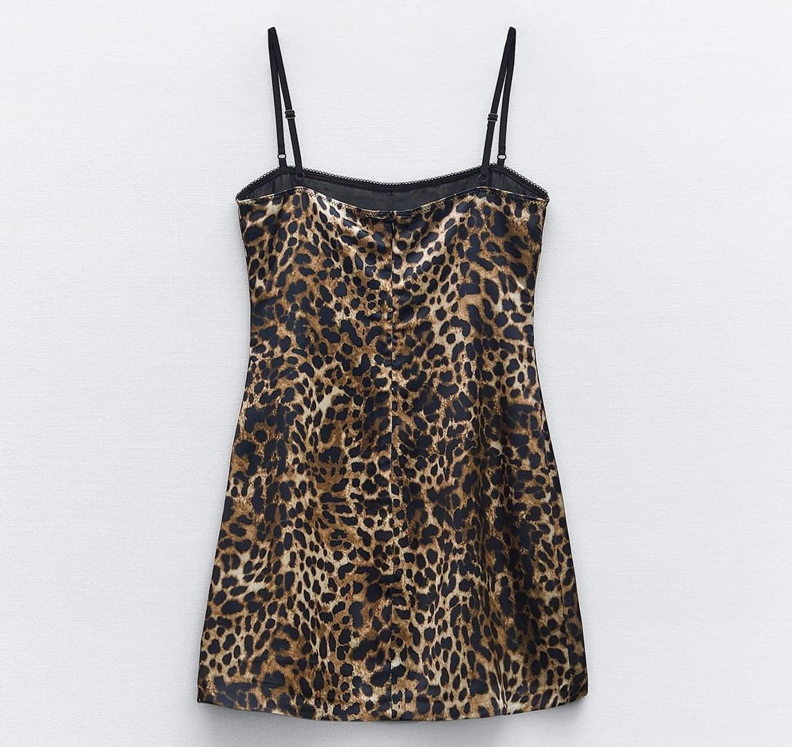Vestido corto satinado de leopardo de Zara
