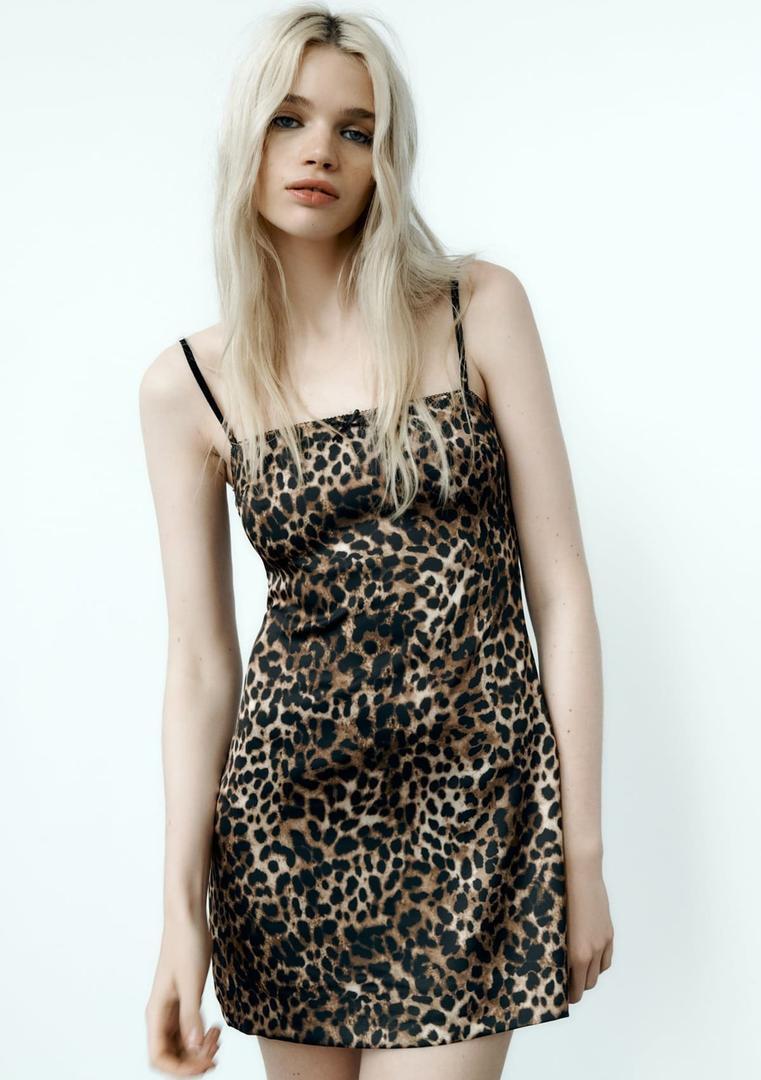 Vestido corto satinado de leopardo de Zara