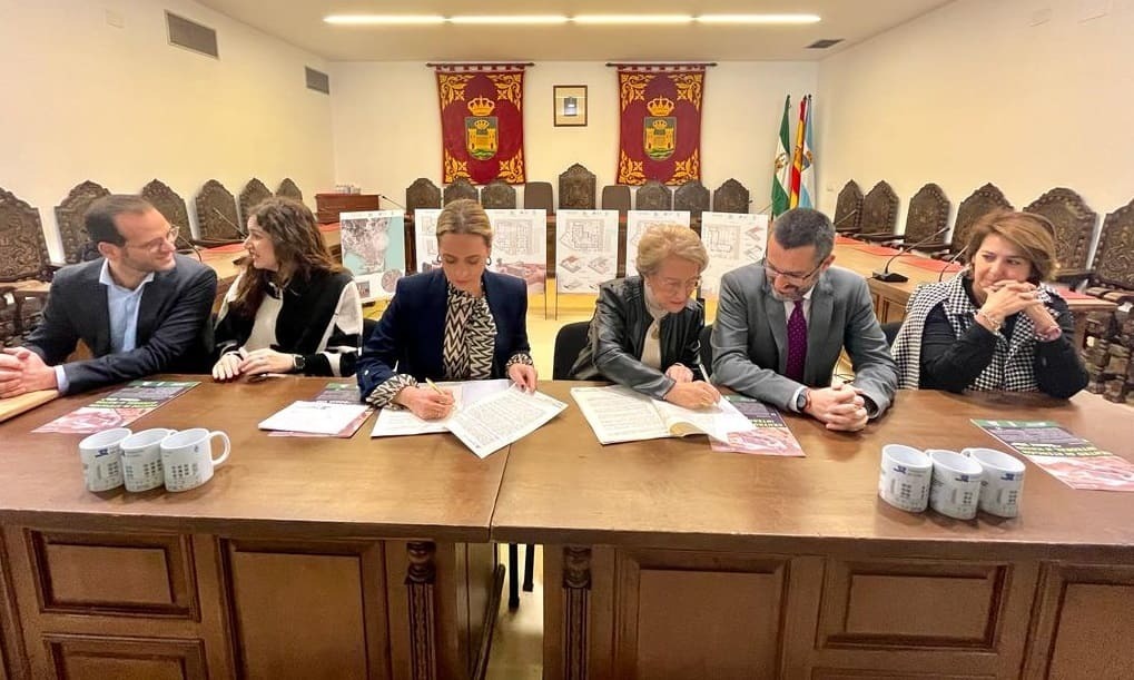 La presidenta de la Diputacion firma el convenio con Asansull