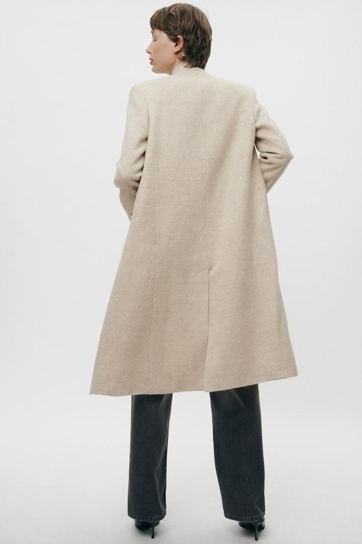 Abrigo sin solapa con lana manteco de Zara