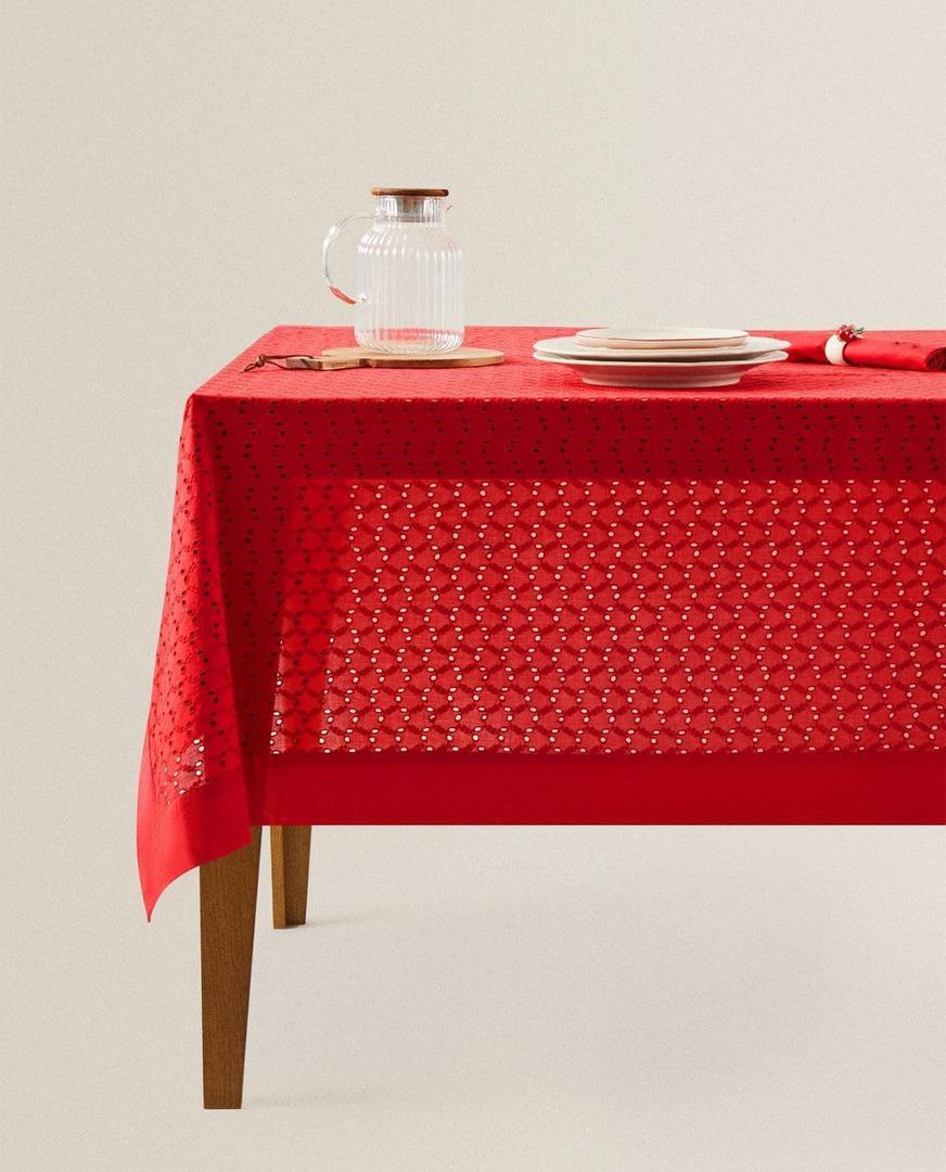 Mantel de color con bordados navideños