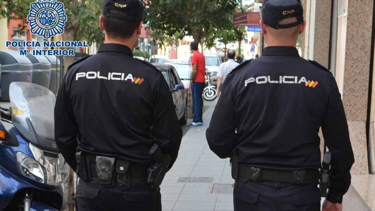 Policías nacionales patrullan por Granada en una imagen de archivo