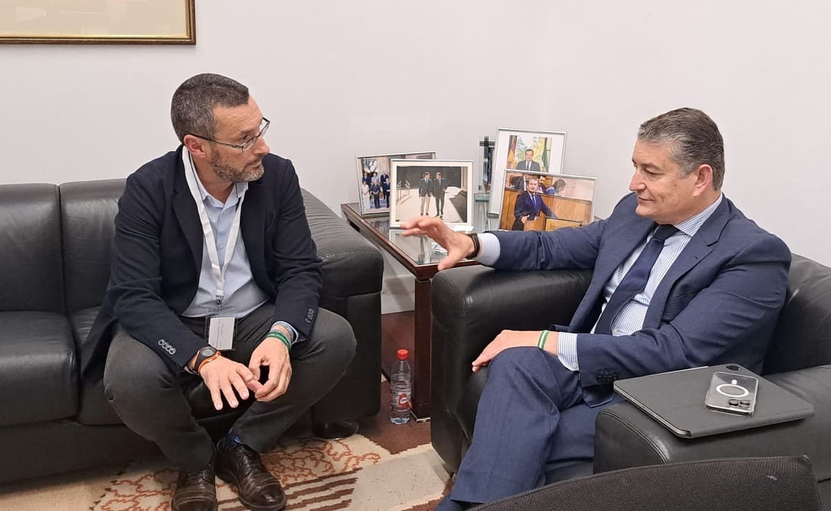 Antonio Sanz, durante su reciente reunión con el alcalde de La Línea, Juan Franco