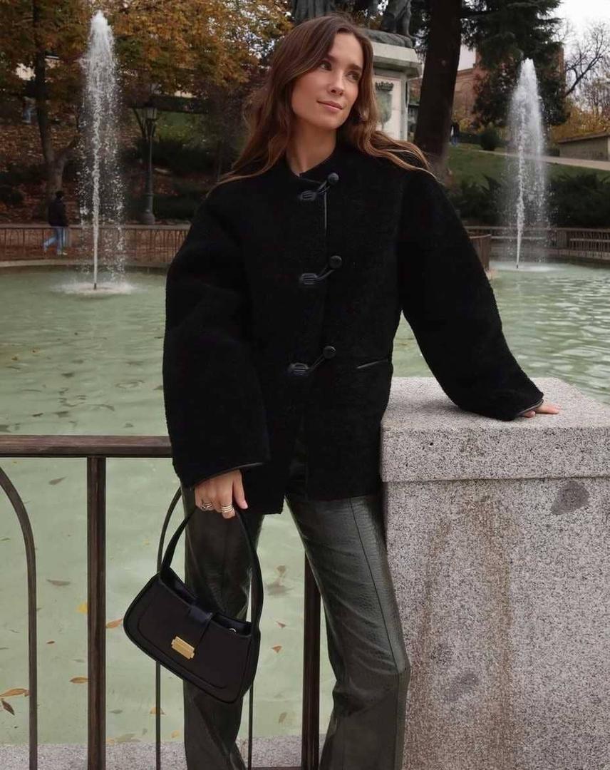 Maria Pombo luciendo outfit completo de Mango. Foto vía Instagram:  @mariapombo