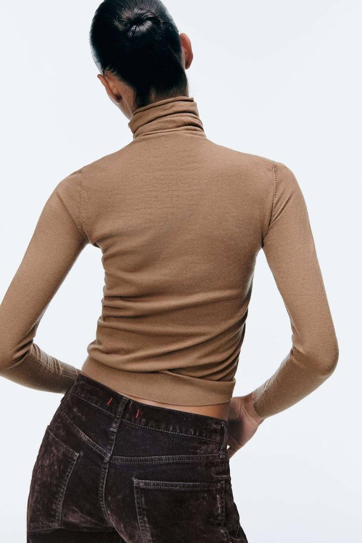 Jersey de cuello alto de color tostado de Zara