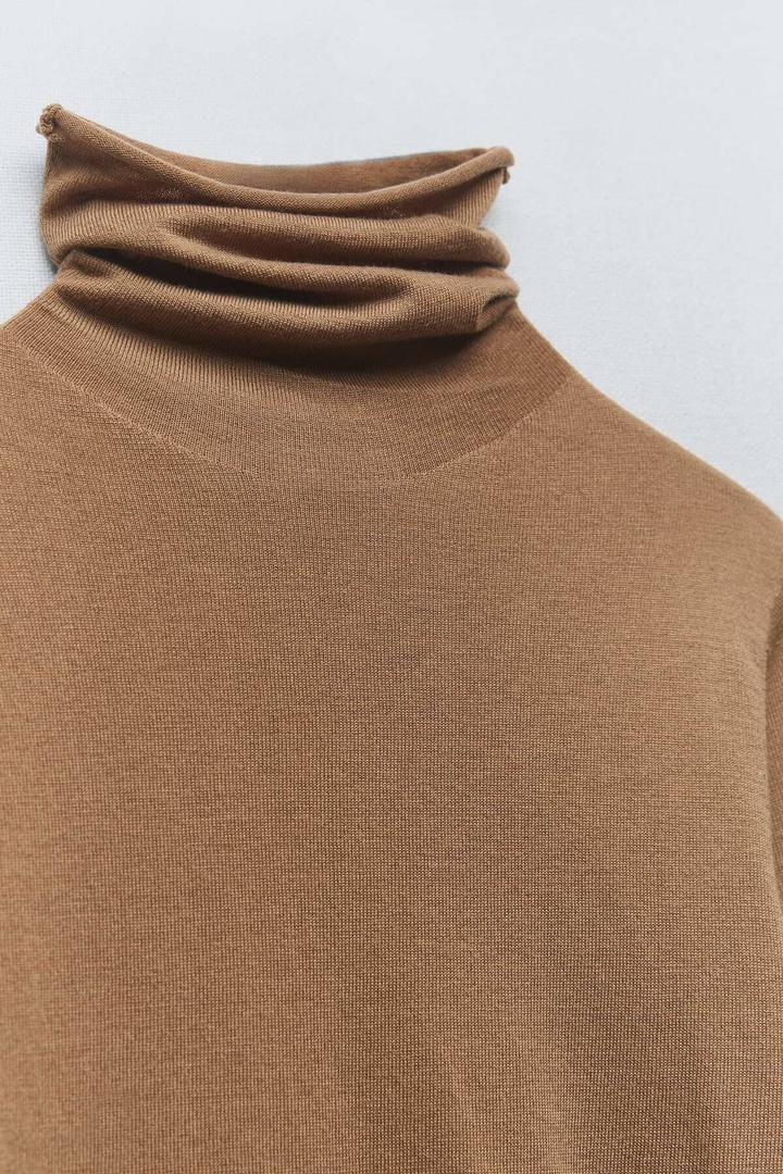 Jersey de cuello alto de color tostado de Zara