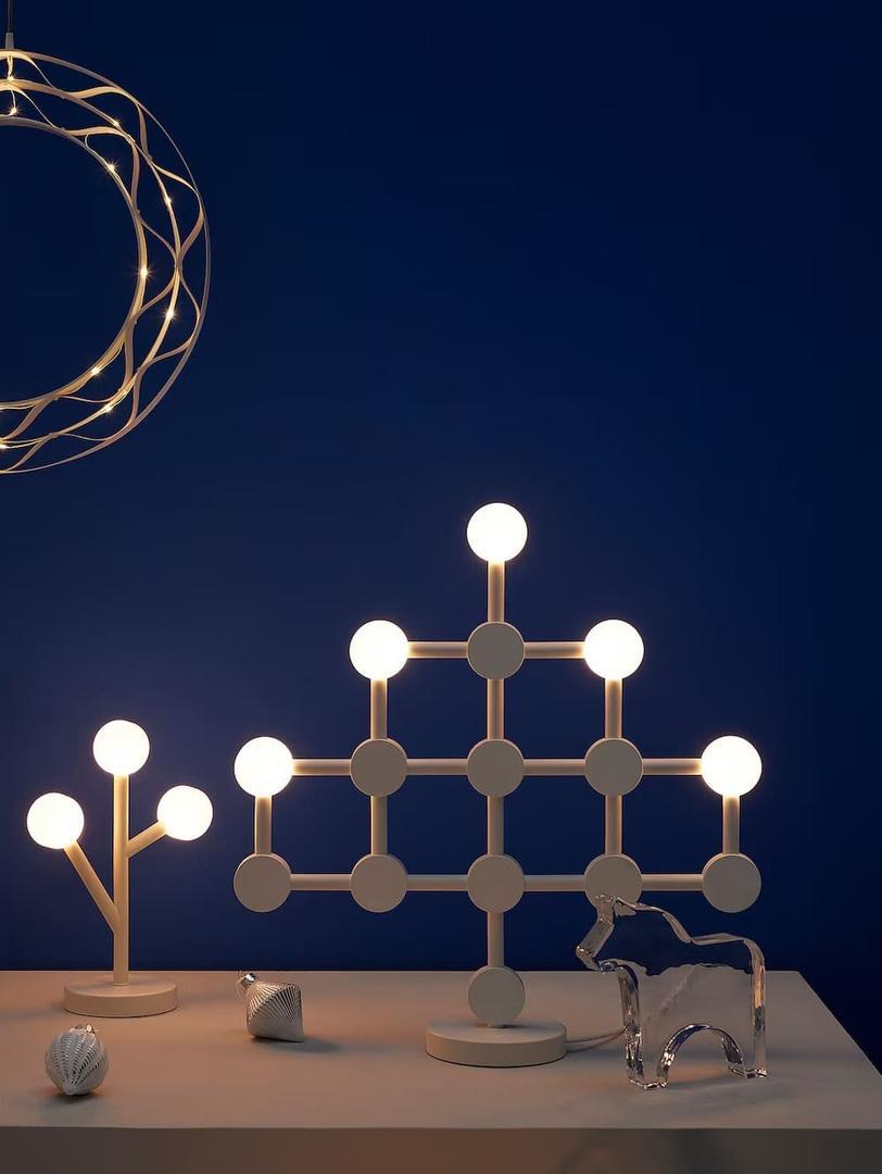 STRÅLA Lámpara de mesa de color blanco de Ikea