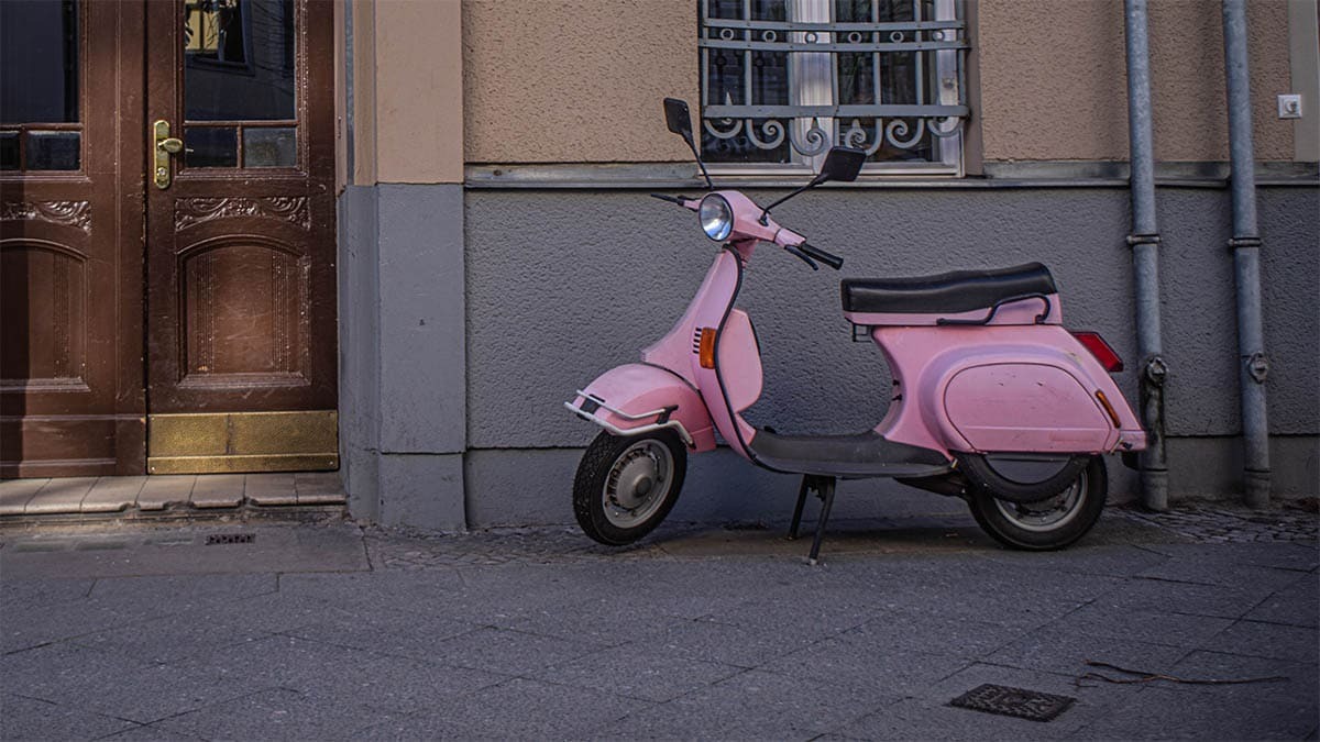 Ciclomotor Vespa de color rosa
