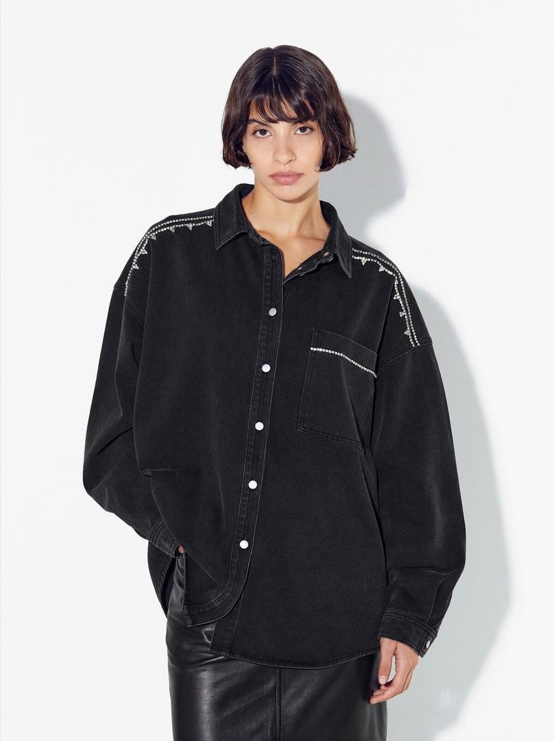 Chaqueta vaquera con cristales de color negro de Parfois