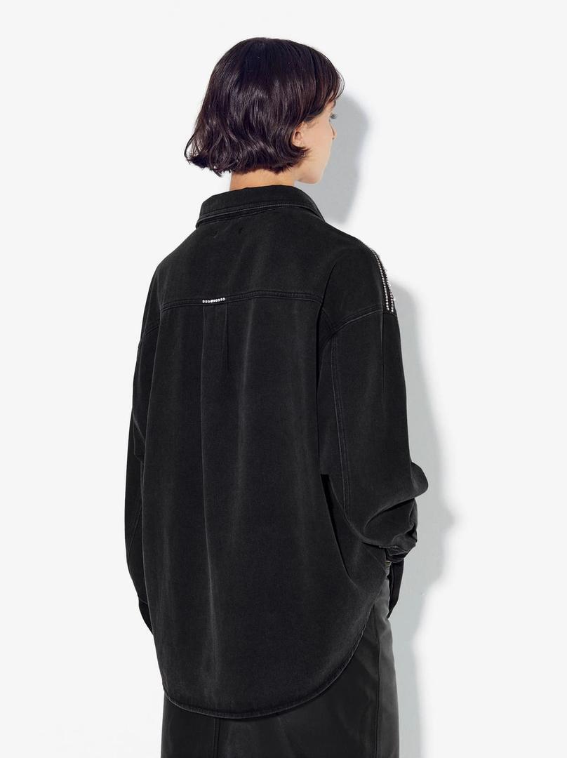 Chaqueta vaquera con cristales de color negro de Parfois