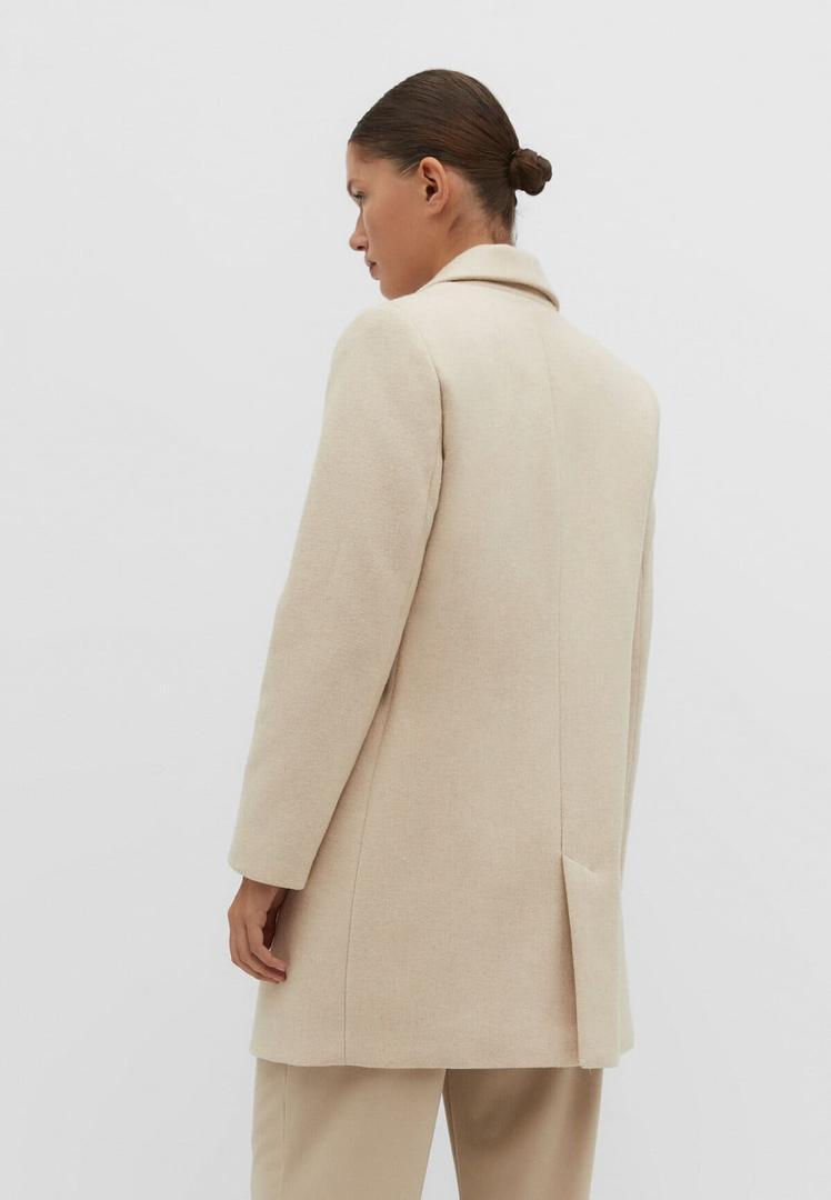 Abrigo recto con botones de color crudo en Stradivarius