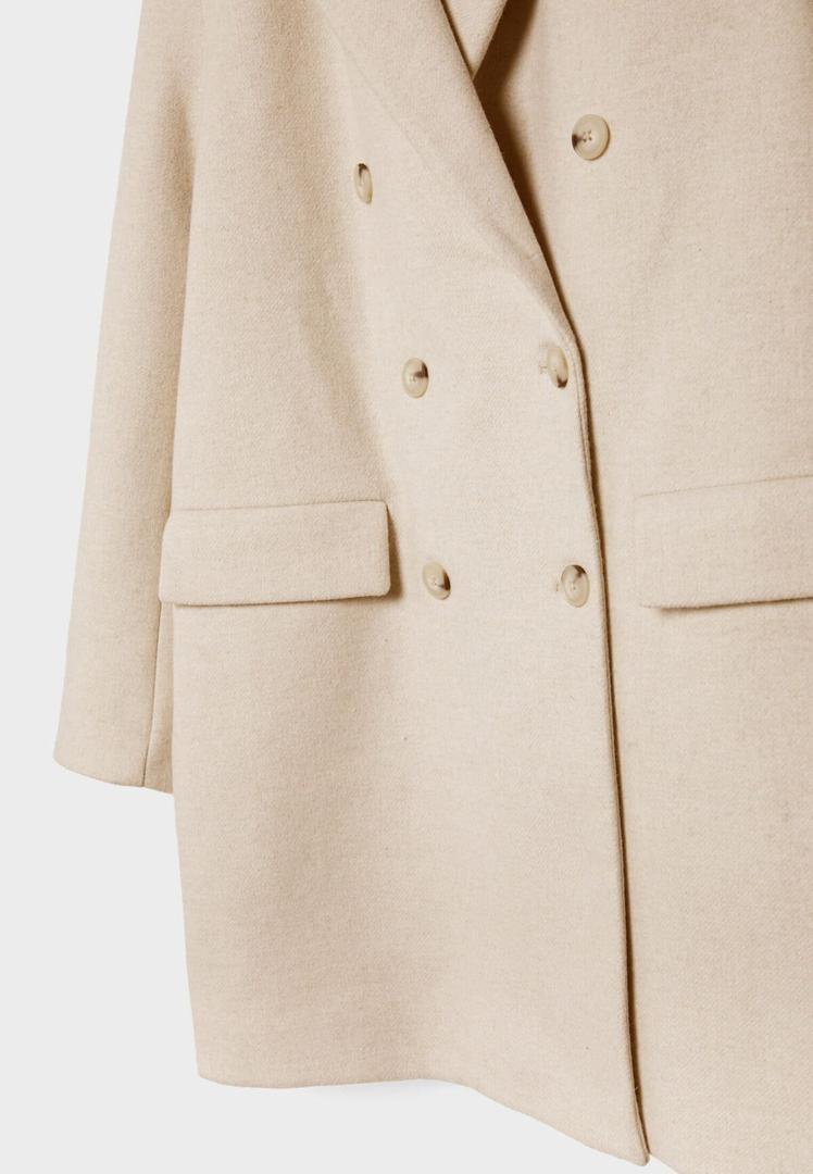 Abrigo recto con botones de color crudo en Stradivarius