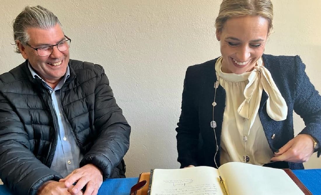 Almudena Martínez y el alcalde de San Martín del Tesorillo Jesús Fernández Rey