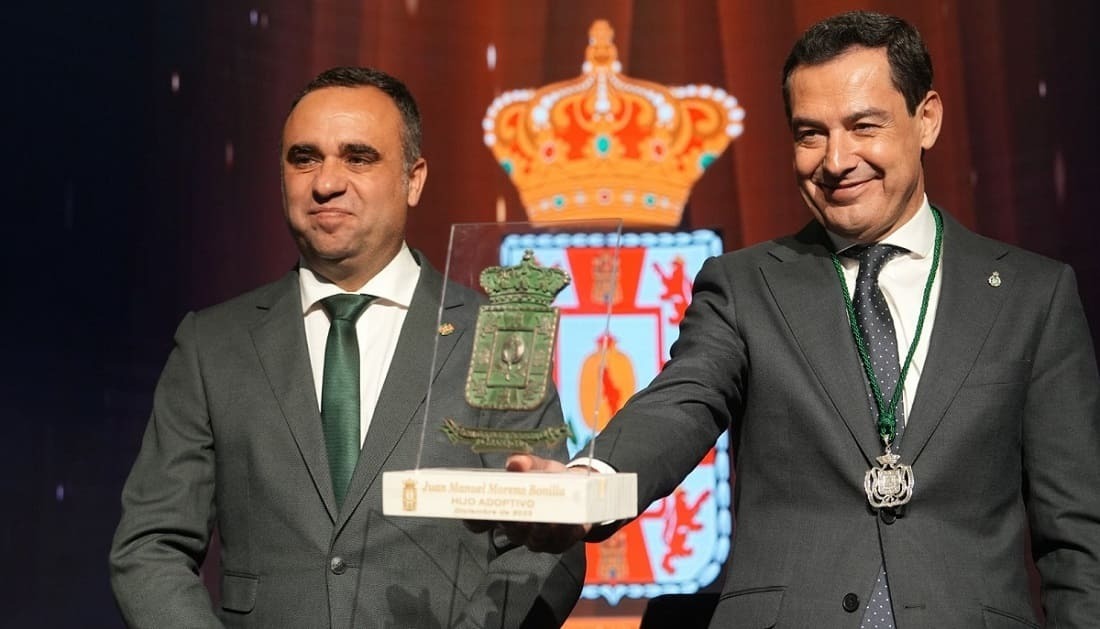 Juanma Moreno, tras su nombramiento como Hijo Adoptivo de Granada