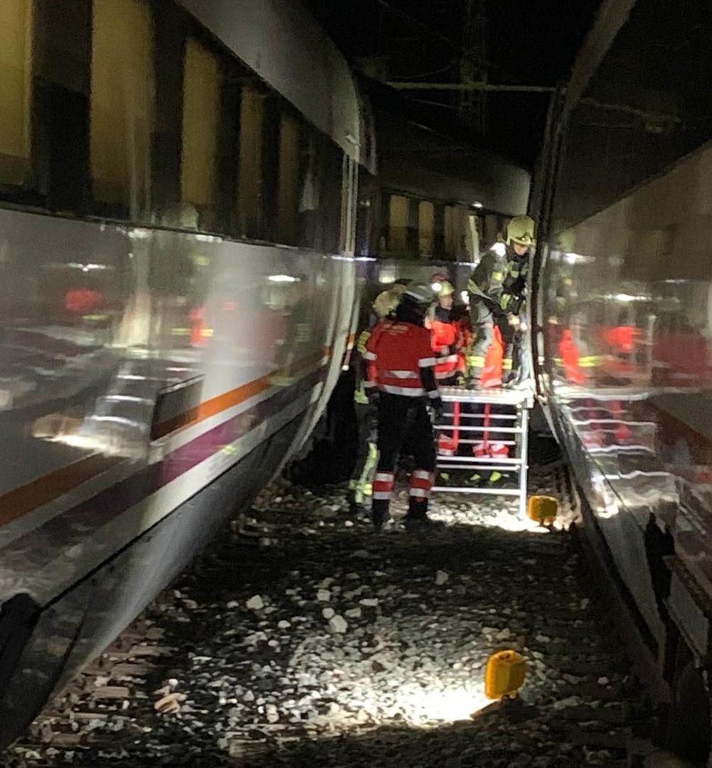Evacuan pasajeros de trenes de Cercanías que han colisionado en la estación de El Chorro, en Málaga