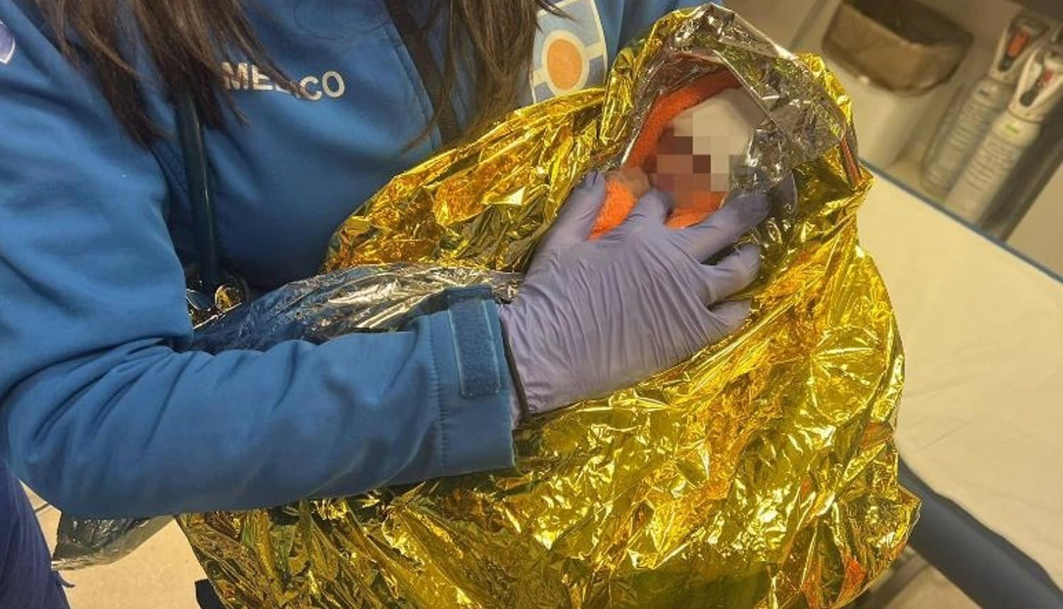 Encuentran a una recién nacida dentro de una bolsa de basura en un contenedor de Los Palacios