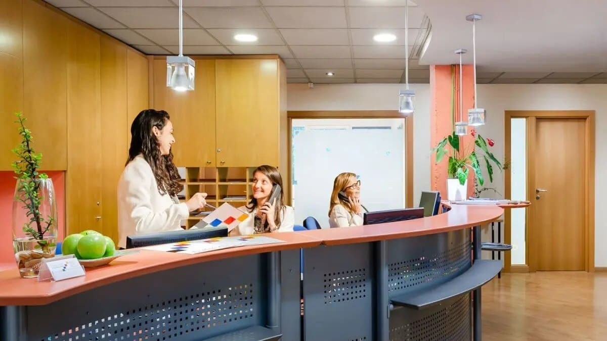 En la actualidad hay vacantes para trabajar de recepcionista