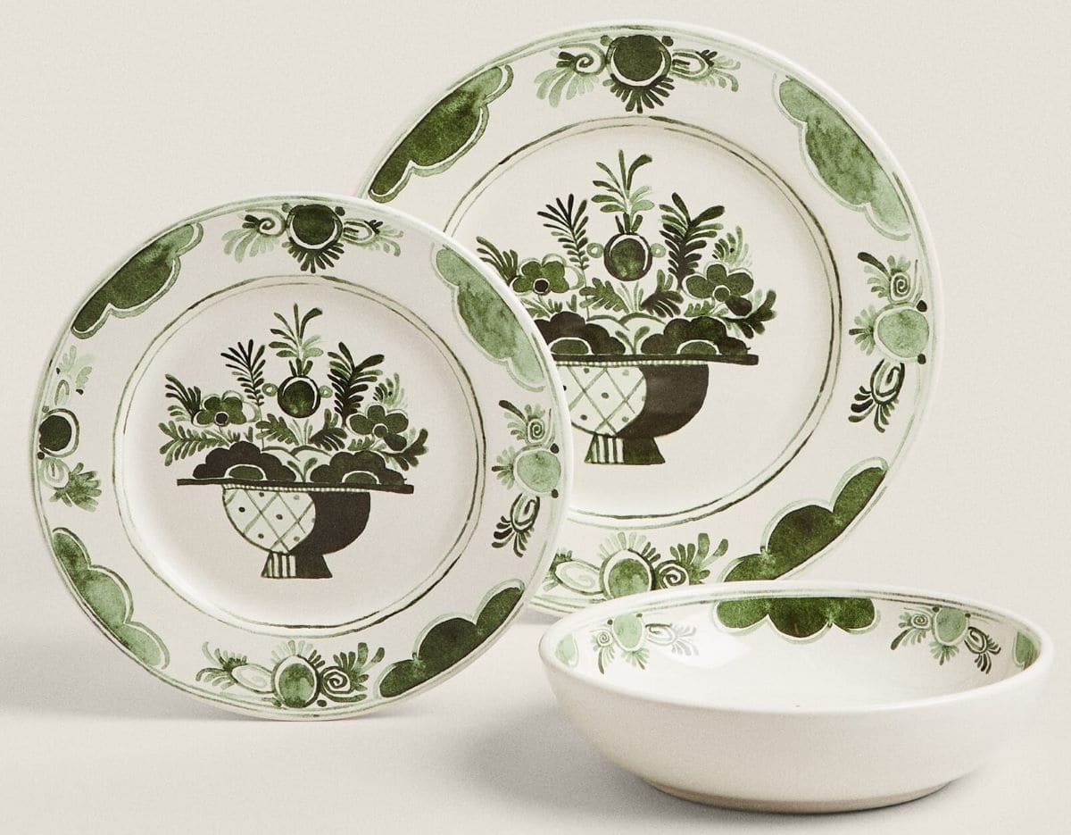 Vajilla de loza con detalle frutal