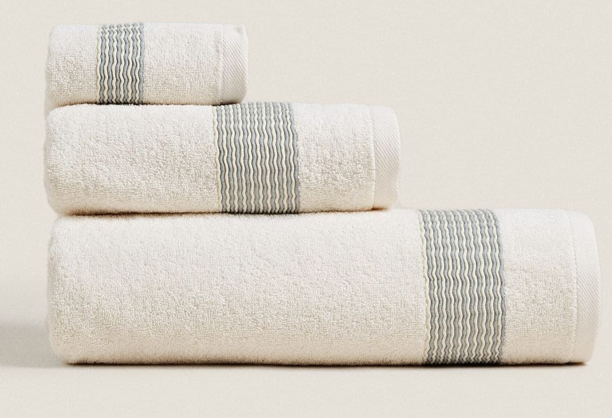 Toalla de algodón con cenefa y pliegues decorativos