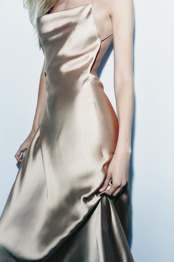 Vestido satinado lencero y midi de Zara