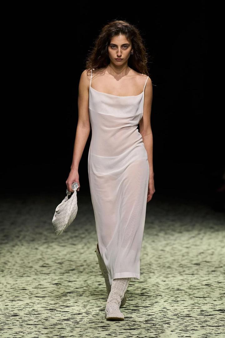 Vestido lencero y midi de Bottega Veneta Fall 2023