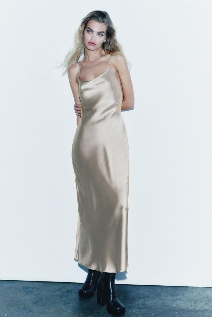 Vestido satinado lencero y midi de Zara