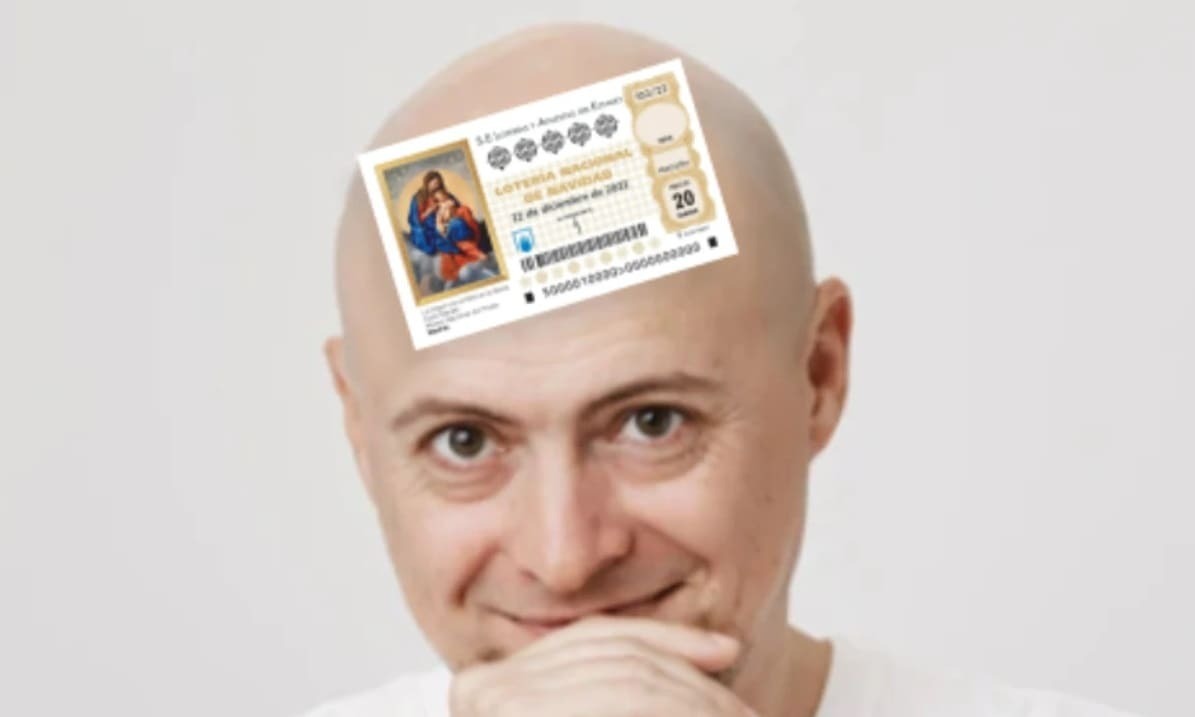 Una de las supersticiones más comunes es pasar el décimo por la cabeza de un calvo